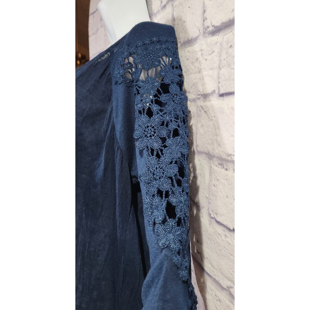 New York Laundry Navy Blue Crochet Lace Shoulders & Sleeves Top XL Lightweight - Picture 2 of 4